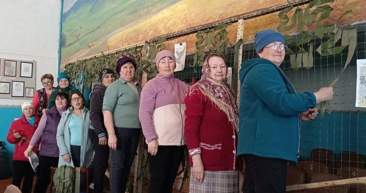 Яңа Матыда авылдашлар маскировка челтәрләре үрү өчен берләште