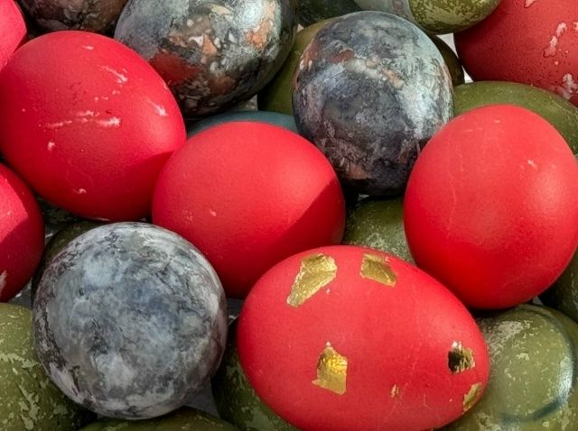 Олы көн күкәенә Ходай төсе төшерелгән наклейкалар ябыштырырга киңәш ителми