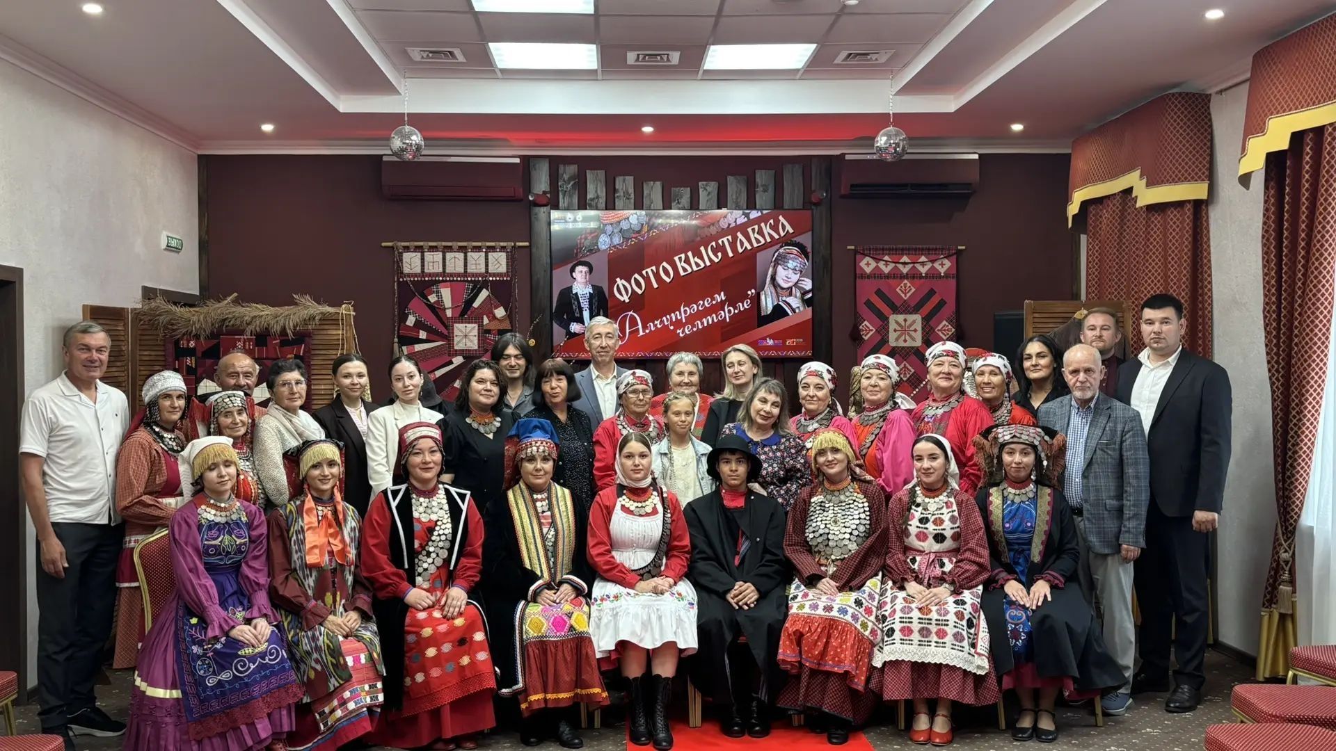 Җәкәү йортында төрле як керәшен костюмнары фотокүргәзмәсе ачылды