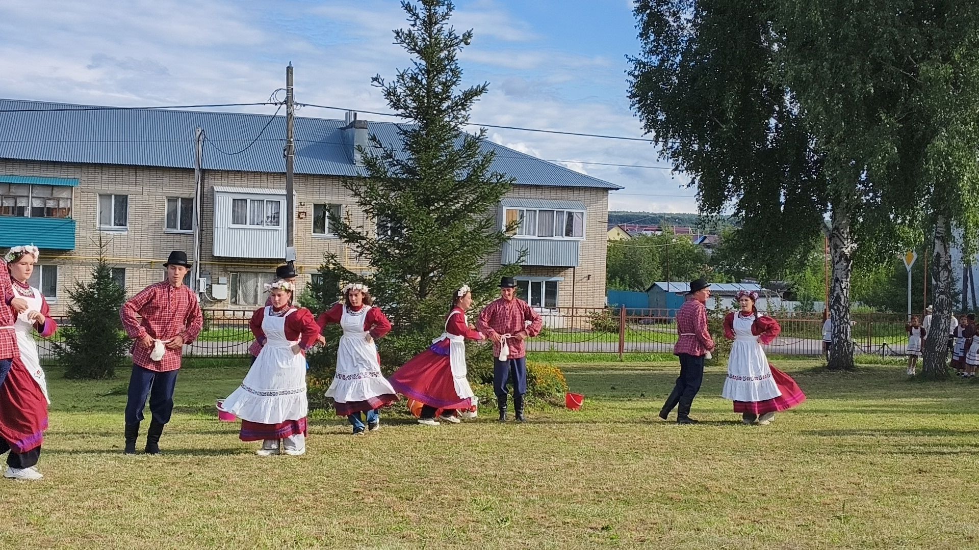 Мәләкәскә төрле төбәктән студентлар  килгән
