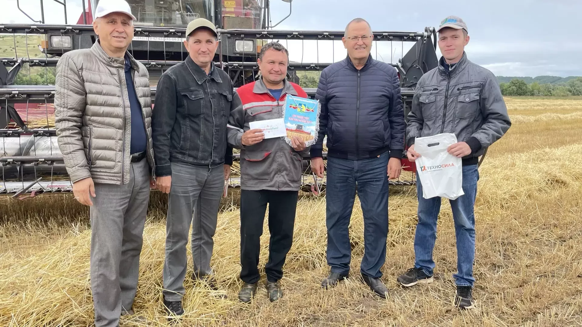 Дорга авылының уңган комбайнчыларына вымпеллар тапшырылды