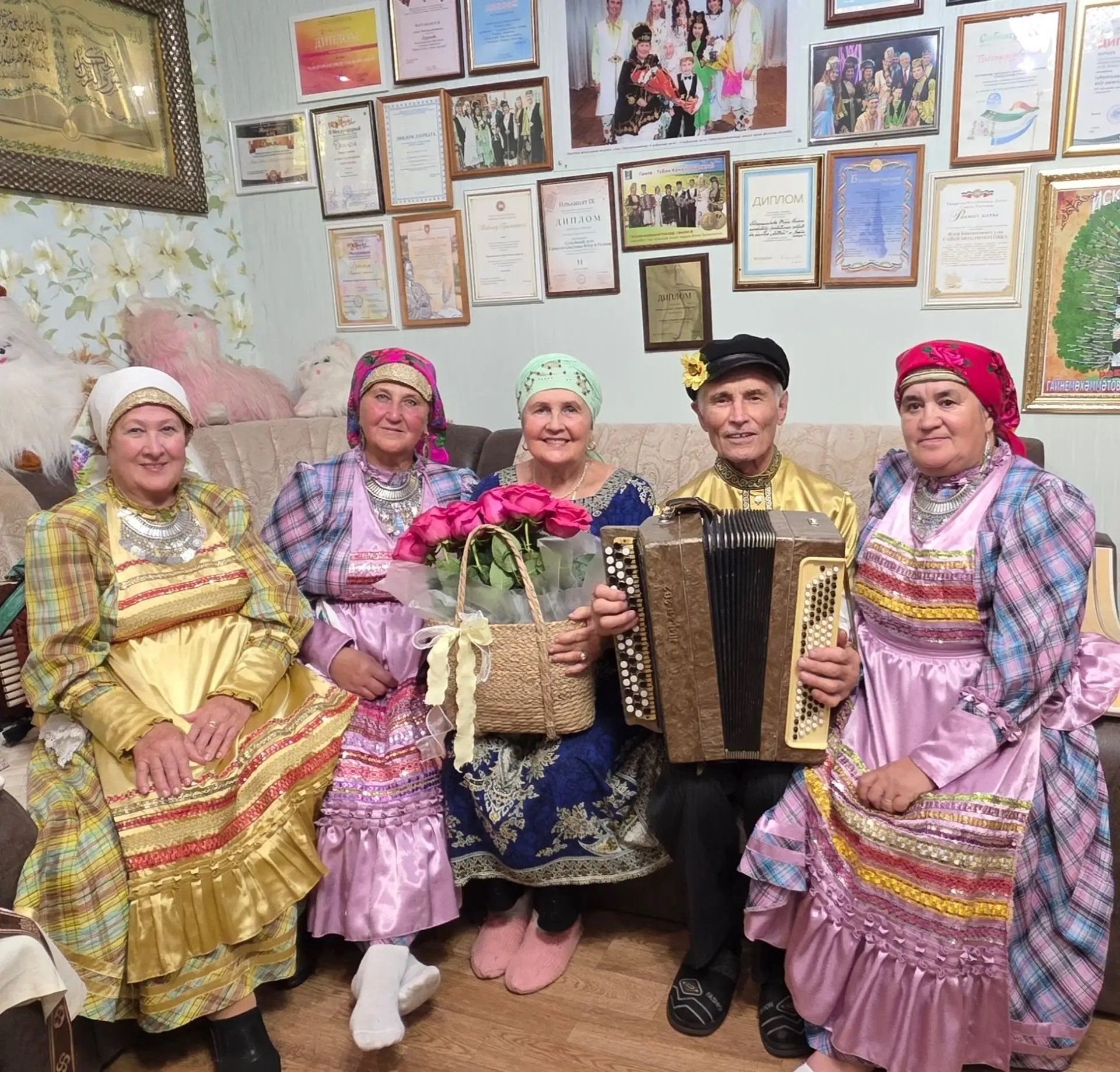 Түбән Кама районының «Балчыклы җиңгиләре» ансамбле юбилярга сюрпиз ясаганнар