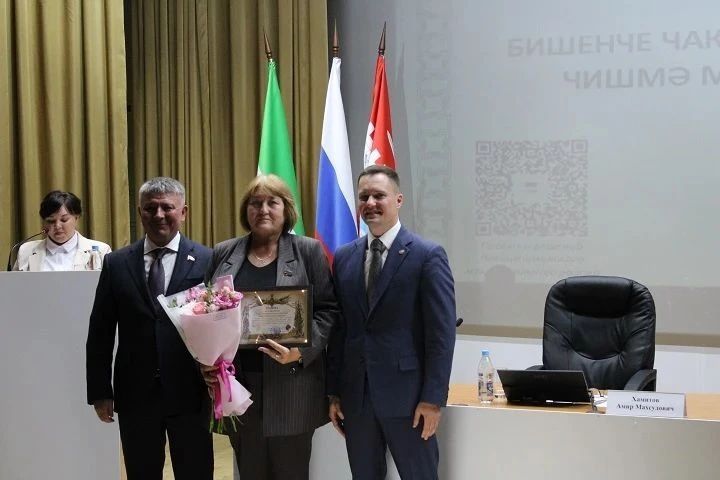 Ленинодан Светлана Питеркина хәрби часть командованиесенең Мактау грамотасы белән бүләкләнде