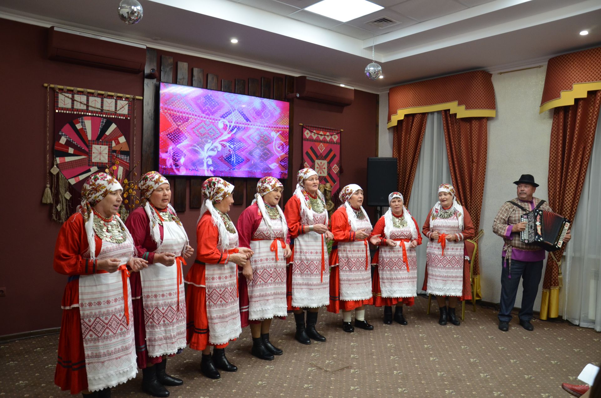 Җәкәү йортындагы «Покрау утырмасы»нда «Җиңгәчәйләр» ансамбле