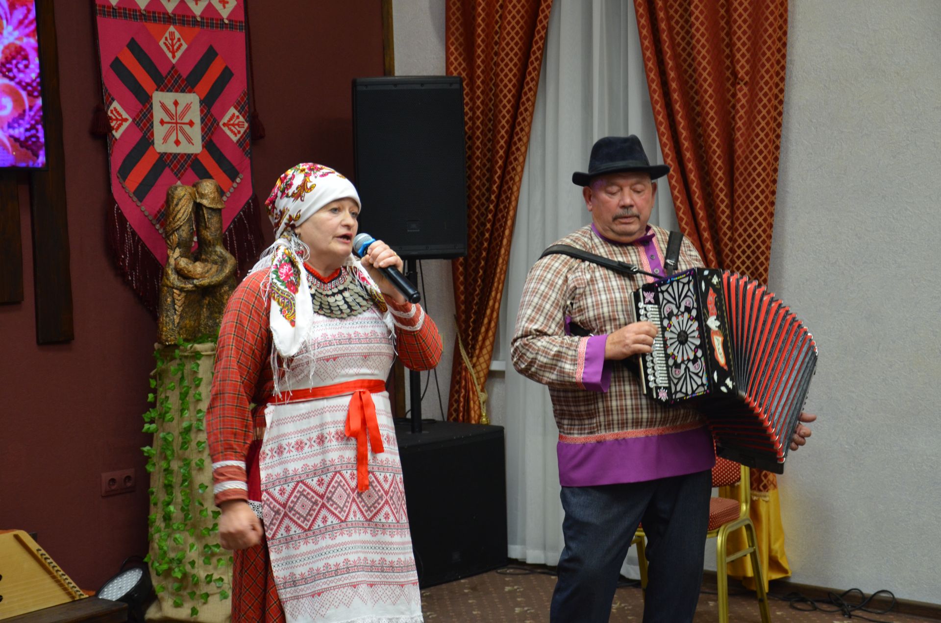 Җәкәү йортындагы «Покрау утырмасы»нда «Җиңгәчәйләр» ансамбле
