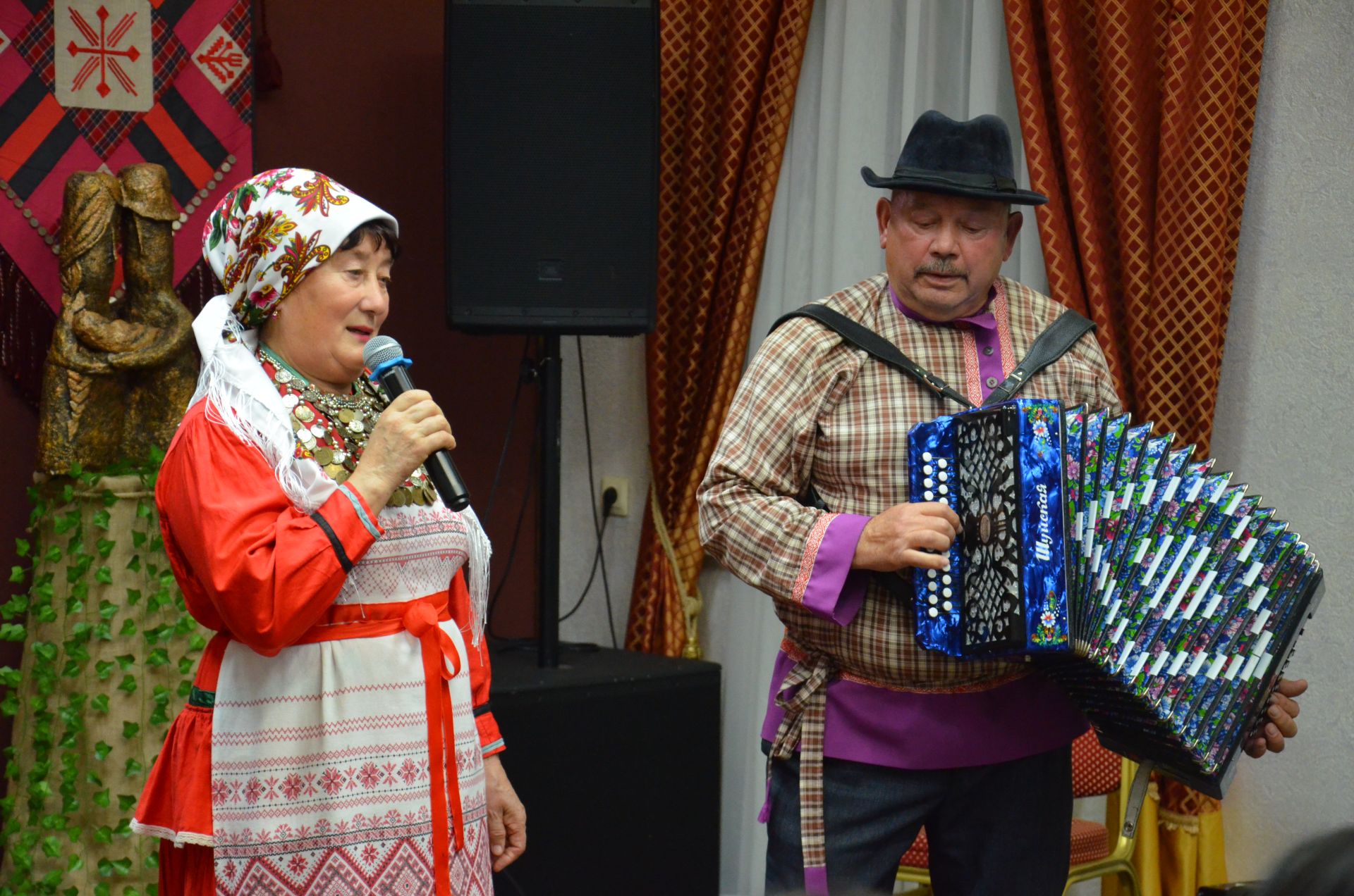 Җәкәү йортындагы «Покрау утырмасы»нда «Җиңгәчәйләр» ансамбле