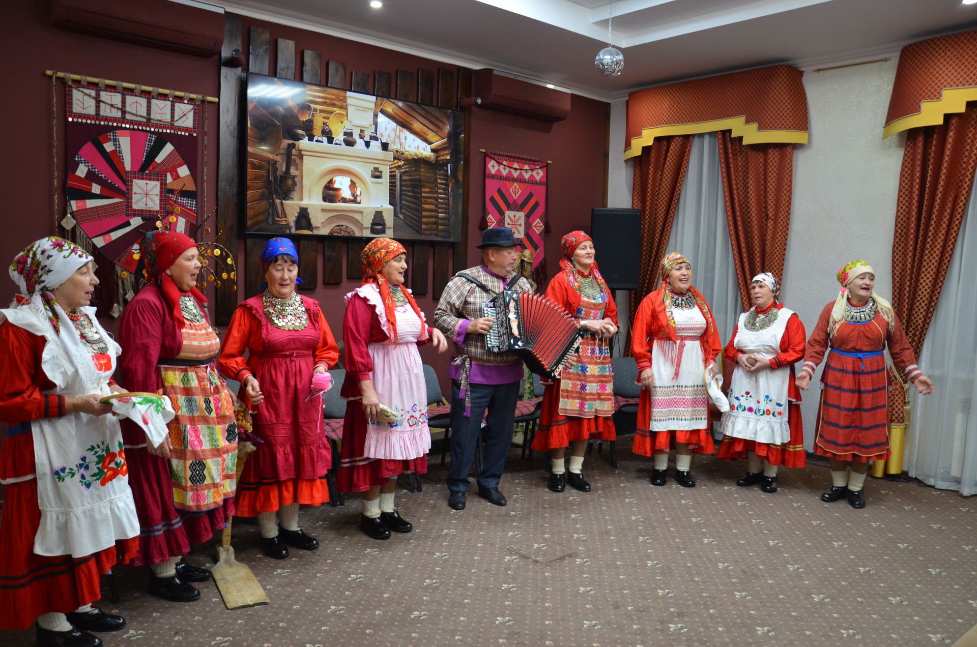 Җәкәү йортындагы «Покрау утырмасы»нда «Җиңгәчәйләр» ансамбле