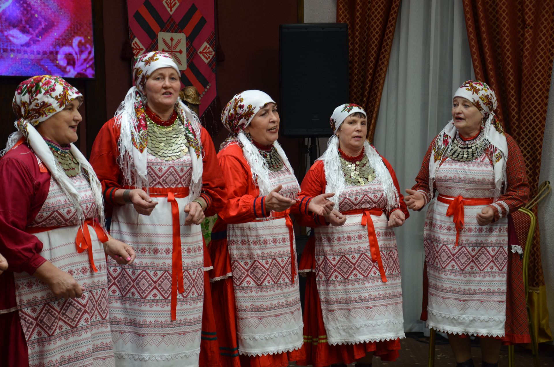 Җәкәү йортындагы «Покрау утырмасы»нда «Җиңгәчәйләр» ансамбле