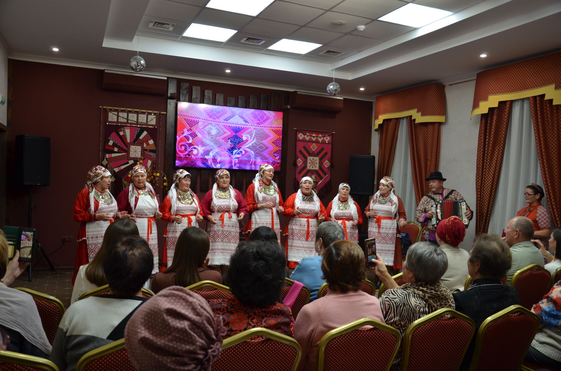 Җәкәү йортындагы «Покрау утырмасы»нда «Җиңгәчәйләр» ансамбле