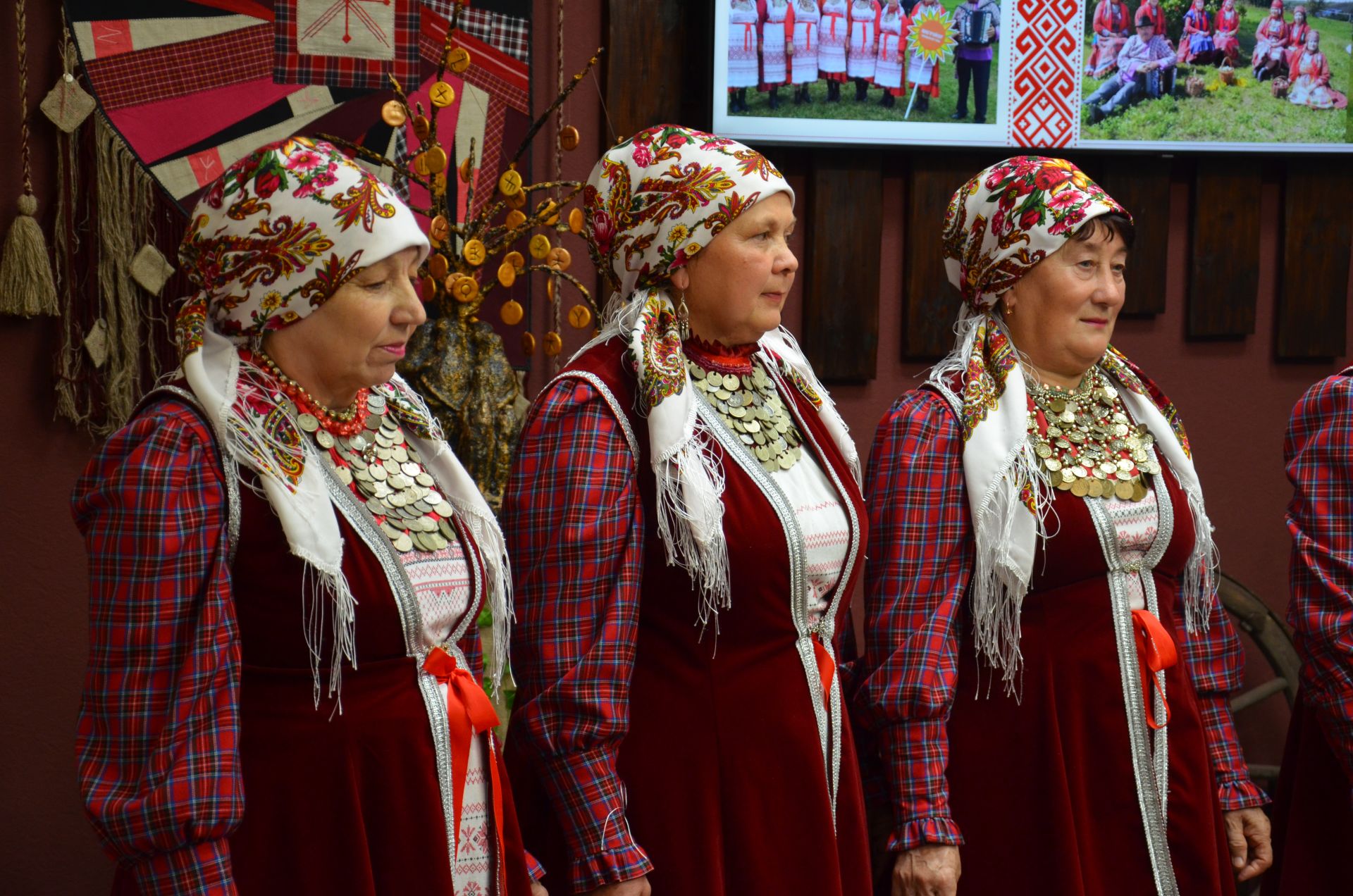 Җәкәү йортындагы «Покрау утырмасы»нда «Җиңгәчәйләр» ансамбле