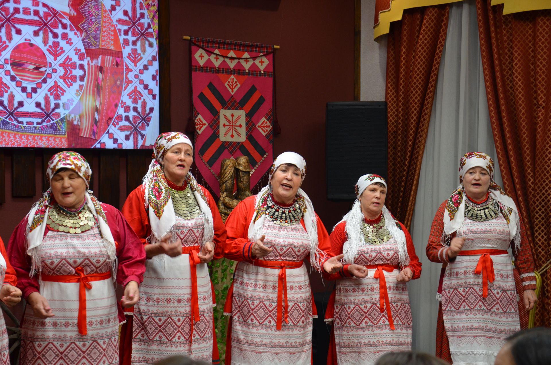 Җәкәү йортындагы «Покрау утырмасы»нда «Җиңгәчәйләр» ансамбле
