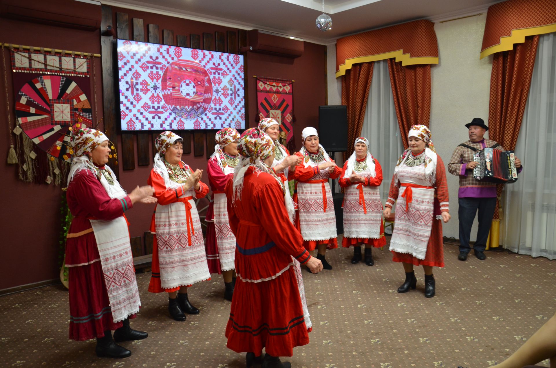 Җәкәү йортындагы «Покрау утырмасы»нда «Җиңгәчәйләр» ансамбле