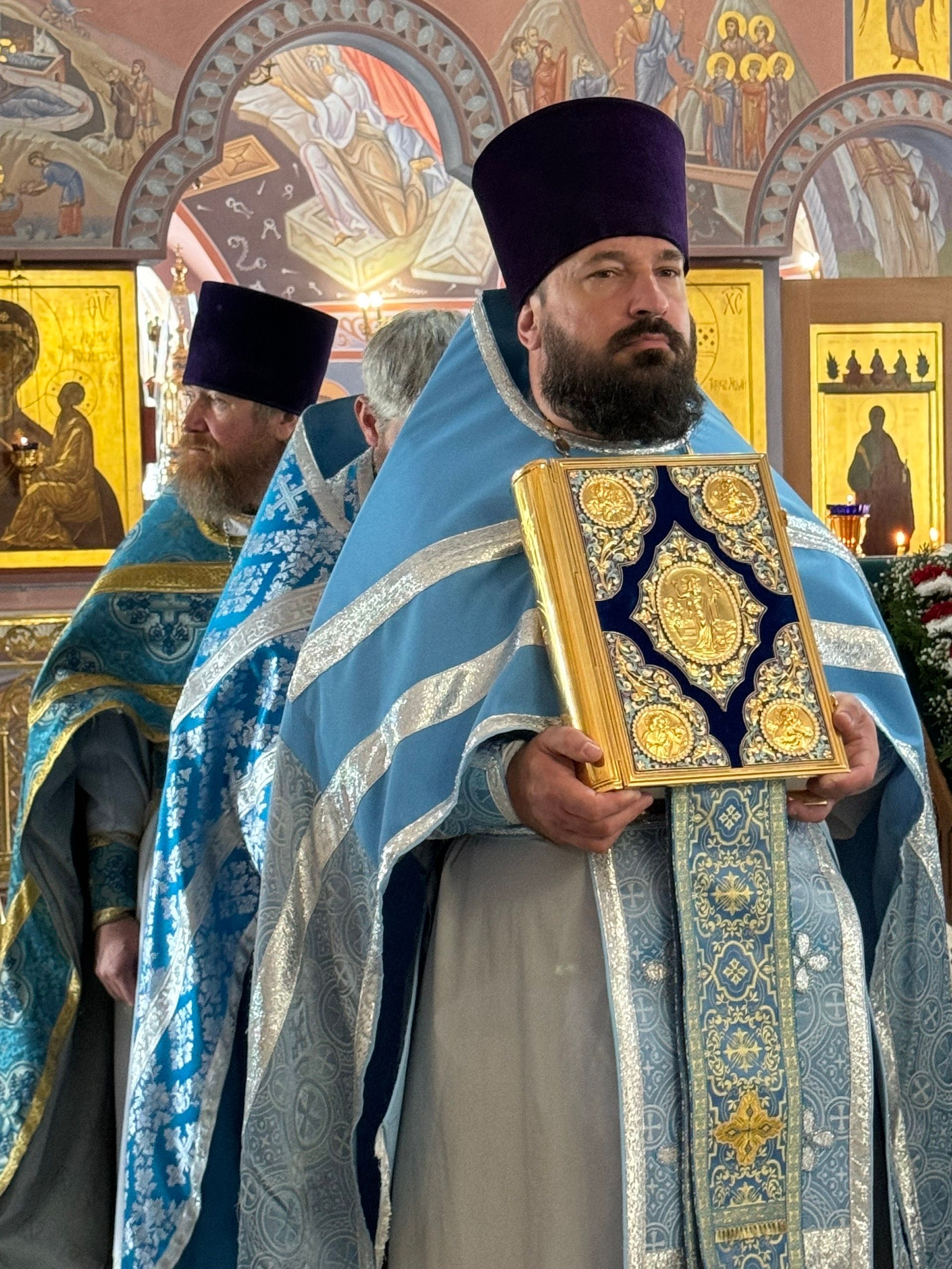 Тихвин чиркәвендә бәйрәм Литургиясе узды