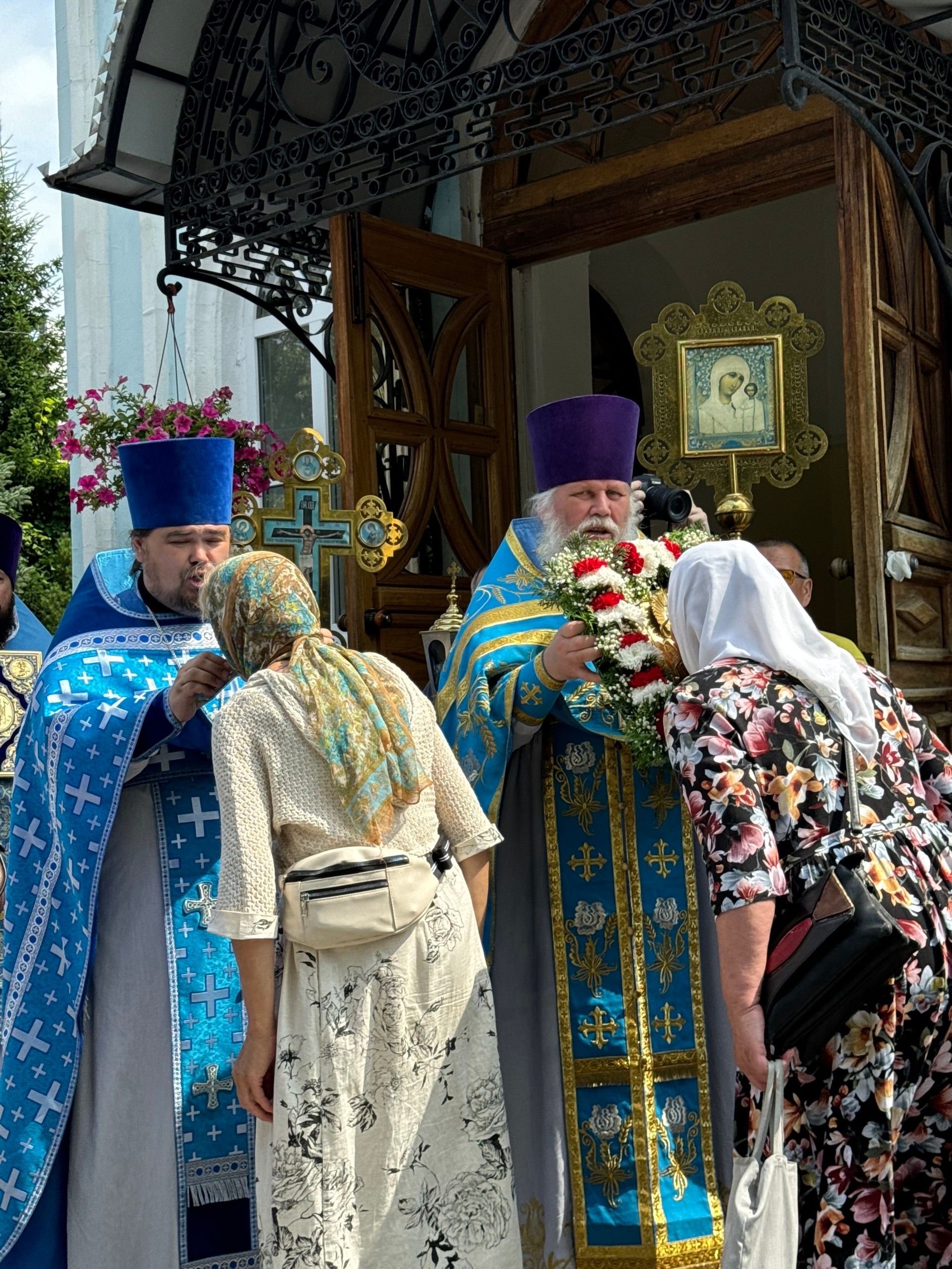 Тихвин чиркәвендә бәйрәм Литургиясе узды