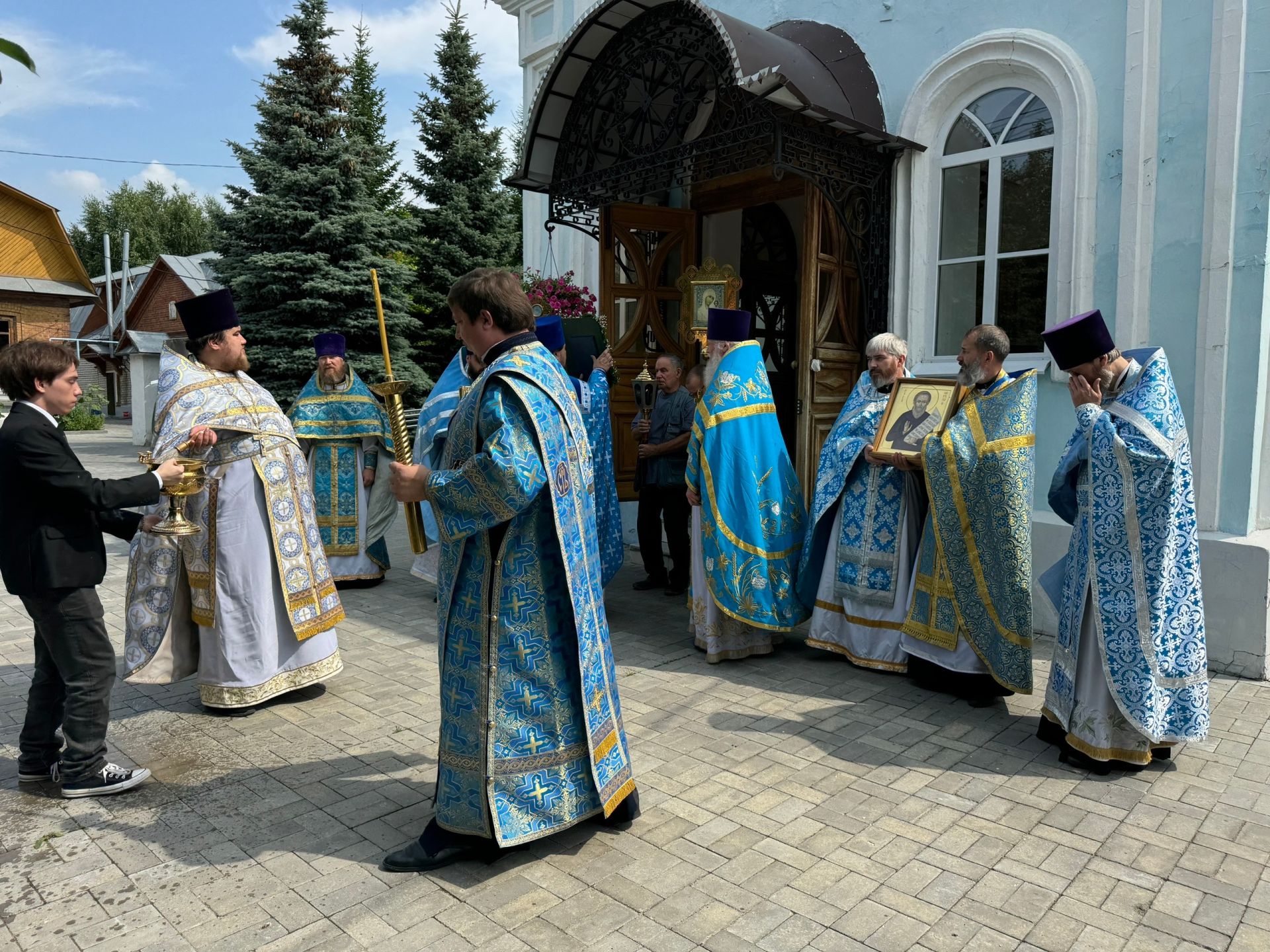 Тихвин чиркәвендә бәйрәм Литургиясе узды