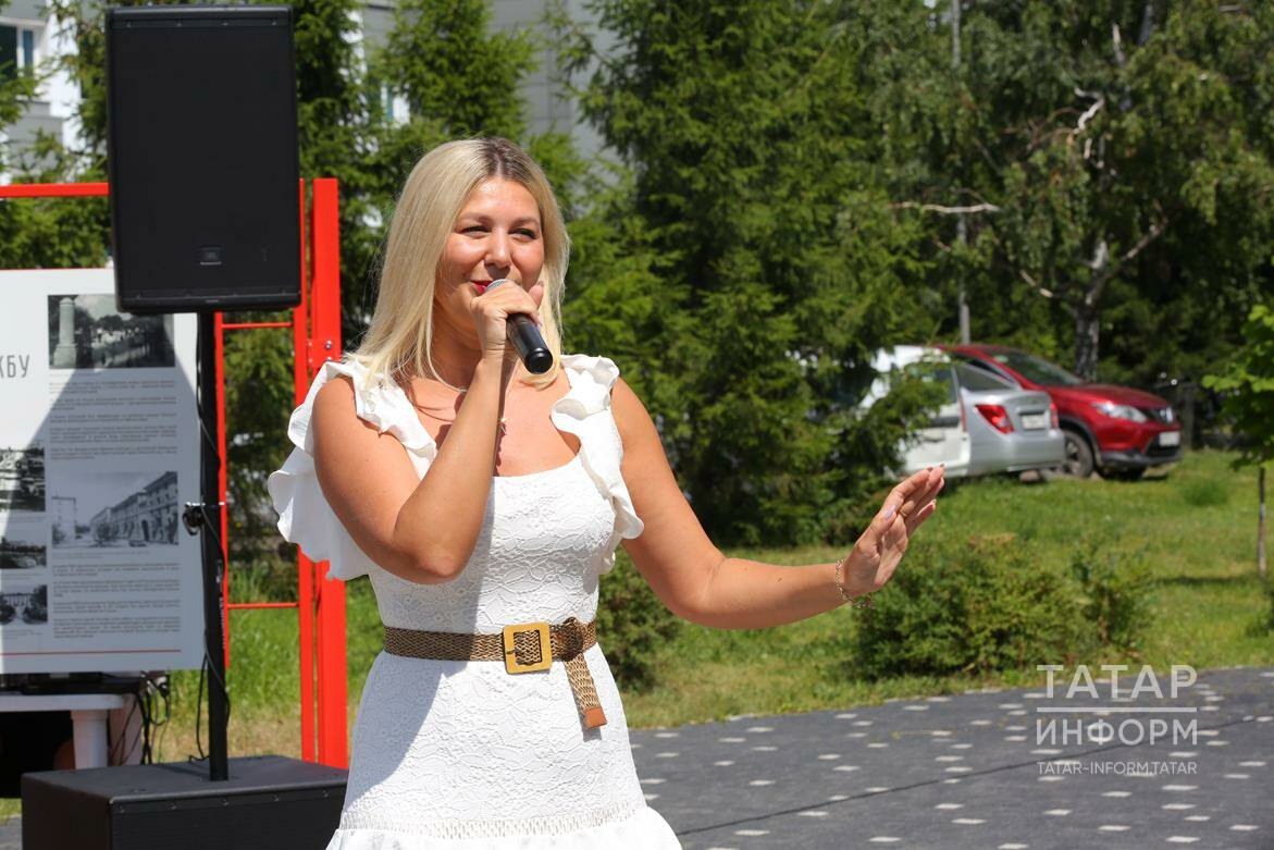 Татарстанның атказанган артисты Марина Карпова «Край любимый, край родной» җырын башкара