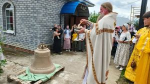 В селе Сетяково на звонницу храма подняли новый большой колокол