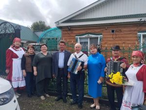 Сәвәләйдән Владимир Кашаев җырлары, гармун моңнары белән авылдашларын сөендереп яши