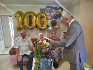 Якты Күлдә яшәүче Анна түтине 100 яшьлеге белән котладылар
