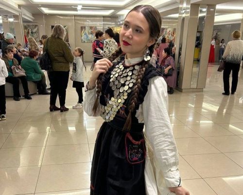Ариана Кадырова проделала исследовательскую работу на тему «Женский национальный костюм кряшен»