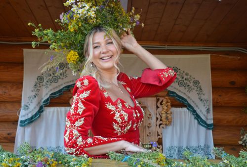 Марина Карпова: «СВОдагы егетләр землянкадан «Балтырган»ны җырлап, видео яздырып җибәрәләр»