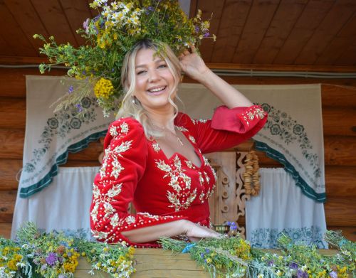 Марина Карпова: «СВОдагы егетләр землянкадан «Балтырган»ны җырлап, видео яздырып җибәрәләр»