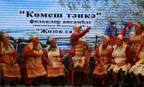 ВИДЕО: Җөри авылыннан «Көмеш тәңкә» ансамбле керәшен биюләрен күрсәтә
