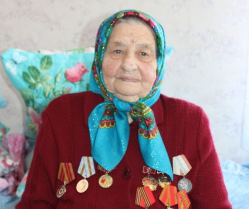 95 яшьлек Раиса Кузнецова: «Сугыш башлангач, көч җитә торган эшкә куштылар: печән җыю, урман кисү, ашлык ташу...»