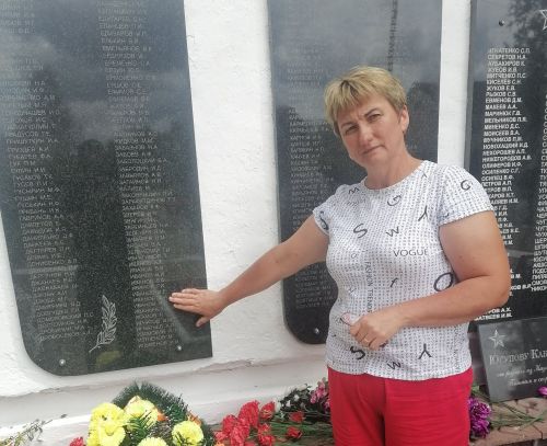 Мәшләктән Валентина Вафина 1944 елда сугышта һәлак булган бабасы каберенә барган