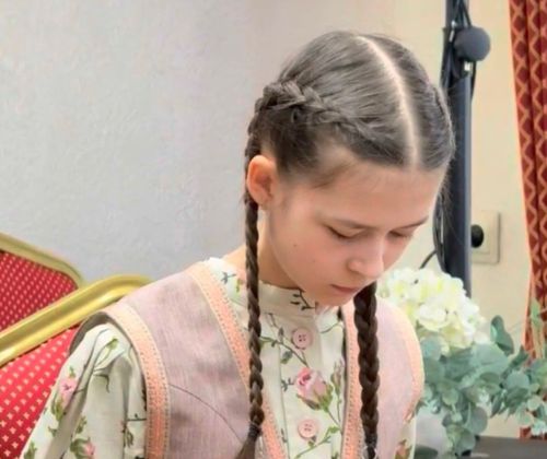 ВИДЕО: Казаннан Малика Фәсхетдинова гөсләдә «Суда балык йөзәдер»не уйный