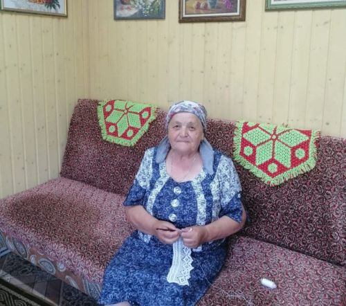 «Дружба» поселогыннан Лиза Ефимова «Туганайлар»ны үзе дә укый, түтиләренә дә газета уку бәхете бүләк итә