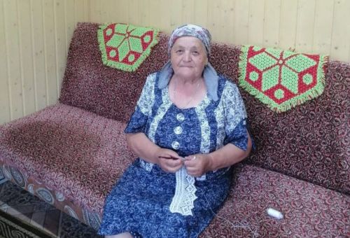 «Дружба» поселогыннан Лиза Ефимова «Туганайлар»ны үзе дә укый, түтиләренә дә газета уку бәхете бүләк итә