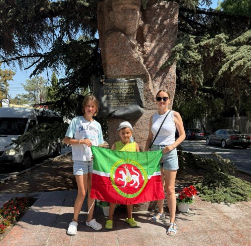 Муллиннар гаиләсе Севастопольдә керәшен герое Новиков бюсте янында булганнар