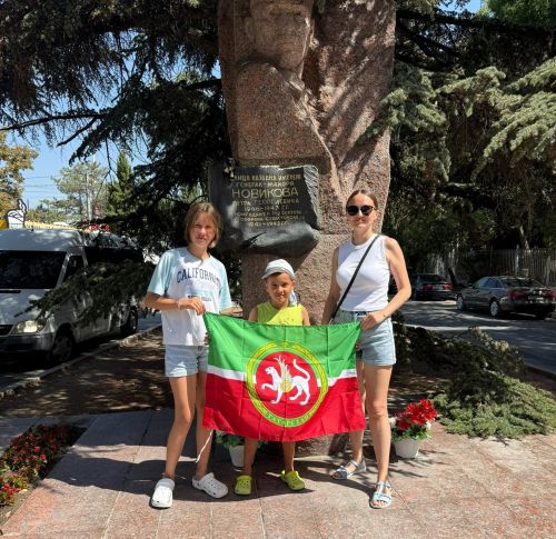Муллиннар гаиләсе Севастопольдә керәшен герое Новиков бюсте янында булганнар