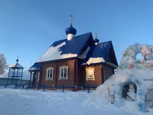 Кышкы авыл: кояш, бүрәнә чиркәү, бәсле чыршылар (фото)
