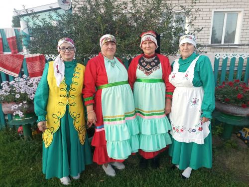 Бирдебәк авылының клуб урамында яшәүчеләр кич утырганнар