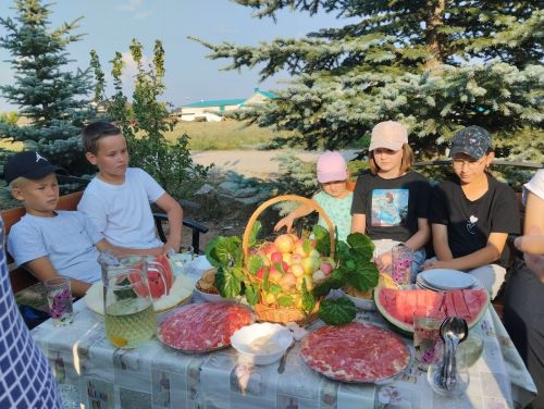 Село-Чурада Алма спасы бәйрәмен балалар белән билгеләп үткәннәр