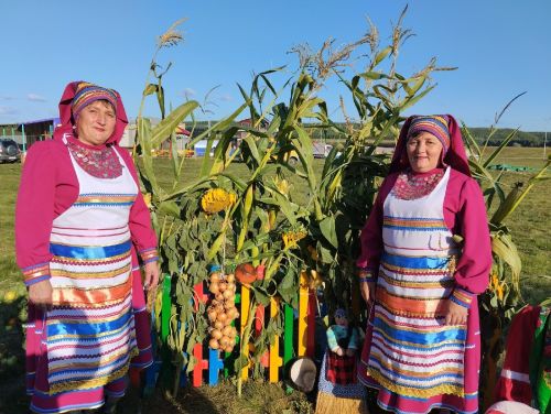 Село-Чуралылар бәйрәмдә чабата биюен өйрәтү буенча мастер класс уздырганнар