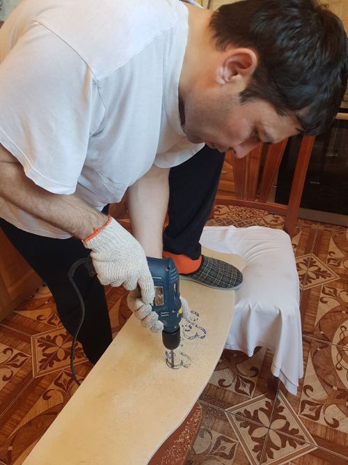 Халык артисты Владимир Васильев үз куллары белән рояль төзәткән