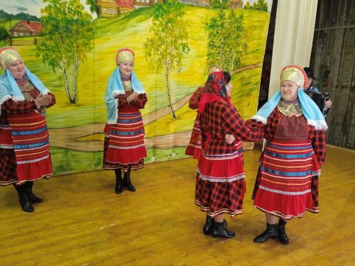Иске Гришкинның җырлы-биюле уеннары