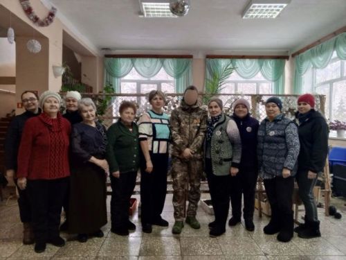Ялга кайткан хәрби Якты Күл авылында маскировка челтәрләре үрүчеләр янында булган