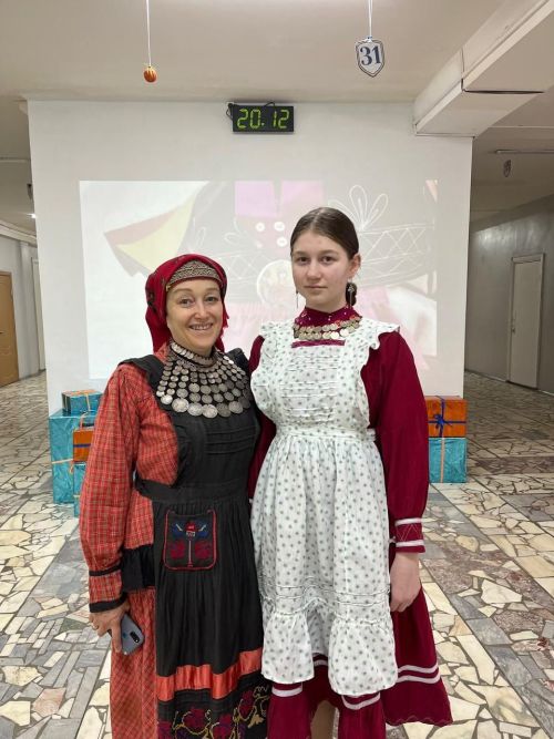 Ева Вагурова лицейга әбисеннән калган керәшен милли киеменнән килде