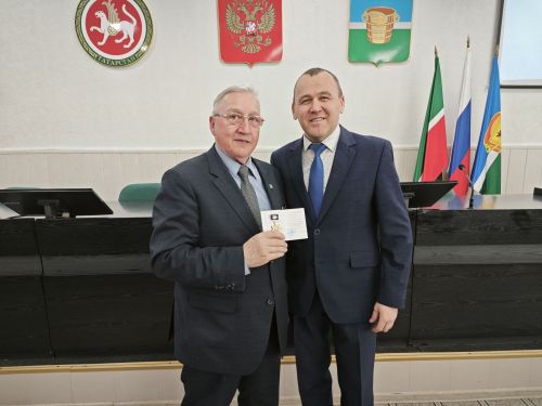 Алексея Ефимова наградили юбилейным нагрудным знаком