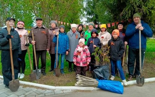 Олы Афанасово авылы халкы Түбән Кама активистлары белән агач утыртырга чыкты