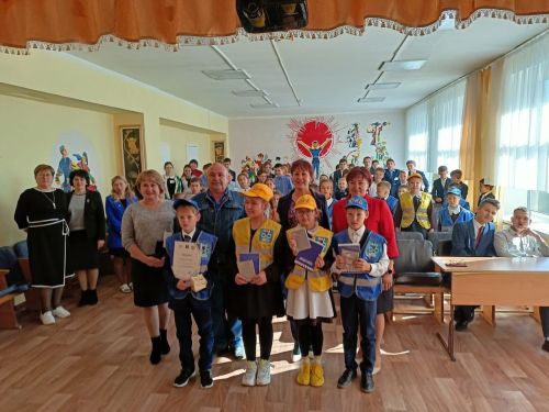 Сәвәләй авылы мәктәбе яшь юл инспекторлары командасы махсус приз белән бүләкләнде