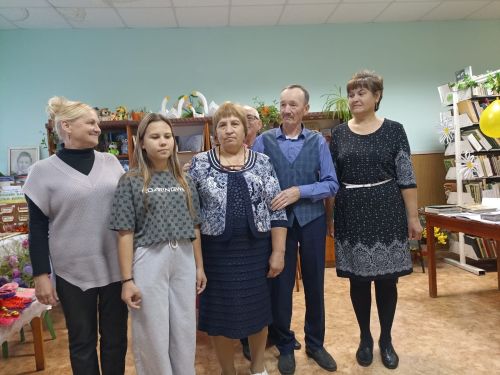 Белголовлар гаиләсе китапханәдә кунакта булган