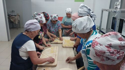 Дүсмәт мәктәбендә махсус хәрби операциядә катнашучыларга чәк-чәк пешерделәр
