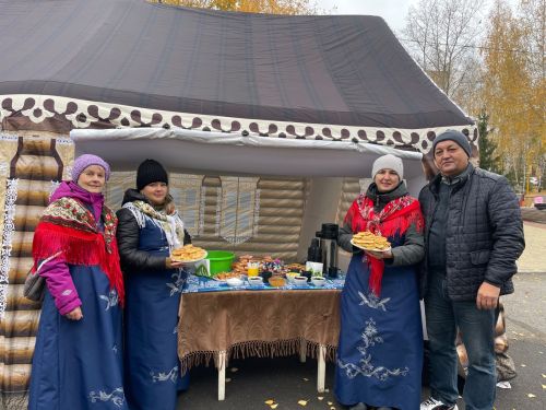 Якты Күл авыл җирлеге хезмәткәрләре көрәштә катнашучыларны чәй белән каршы алдылар