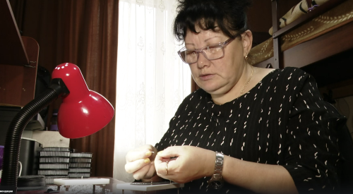 Сәвәләйдән Валентина Петрова көненә 50 чәч тарый торган «массажка» ясый