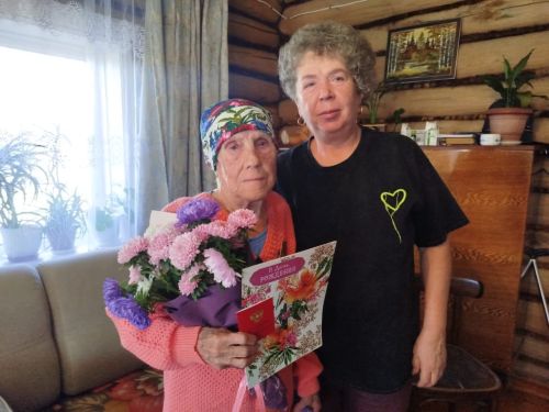Иске Тәрбиттән 90 яшьлек Ольга Волкова хуҗалык эшләрендә булышып йөри